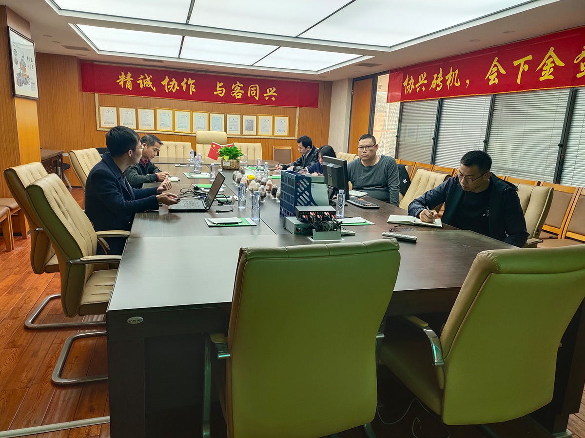 機器(qi)，電力，液(ye)壓都結(jie)合在一(yi)起，并由(you)PLC控制，并(bing)具有可(ke)選的鎖(suo)定密碼(ma)，以保護(hu)安全運(yun)行