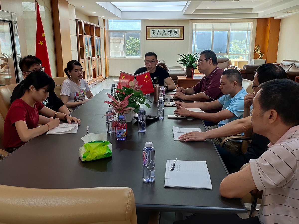 用途(tu)廣泛，可生(sheng)産标準塊(kuai)、空心砌塊(kuai)、輕質砌塊(kuai)、路面砌塊(kuai)等，更适用(yong)于批量生(sheng)産标準塊(kuai)和空心砌(qi)塊。